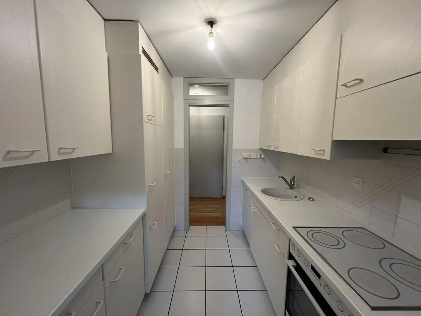 Appartamento pratico di 2,5 stanze con balcone vicino alla città - Foto 3 di 7