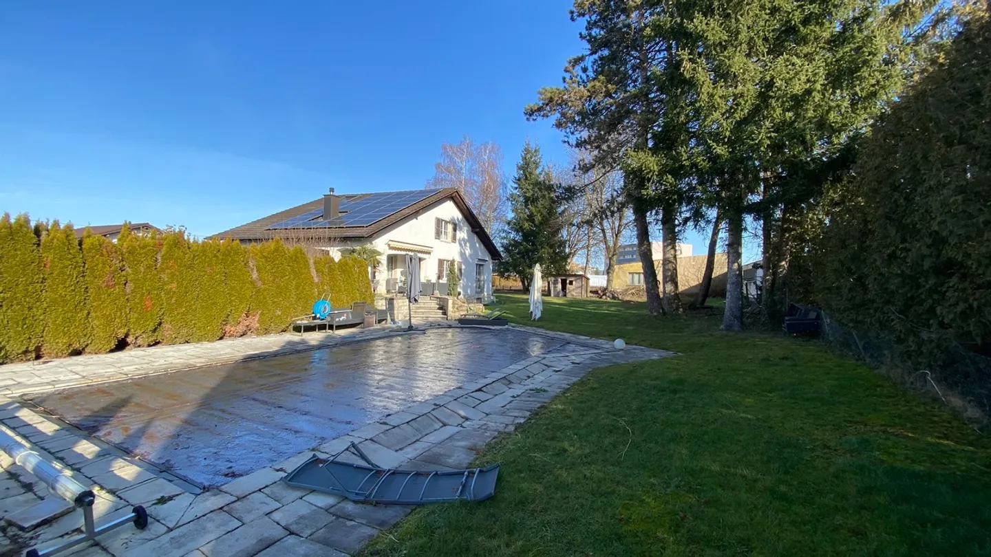 Casa familiare con un lotto di 1.731 m2 con piscina - Foto 39 di 43