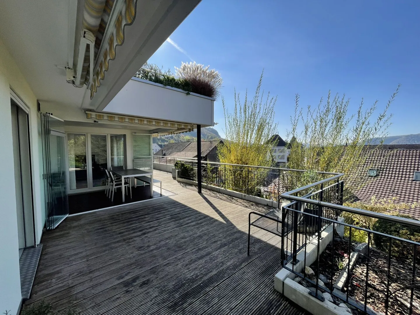 Vivre avec vue - Appartement terrasse ensoleillé de 4,5 pièces dans un emplacement central à Würenlingen - Photo 2 sur 9