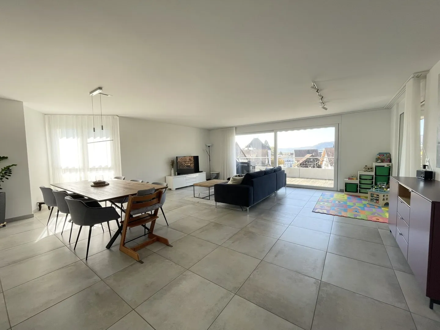 Vivre avec vue - Appartement terrasse ensoleillé de 4,5 pièces dans un emplacement central à Würenlingen - Photo 3 sur 9