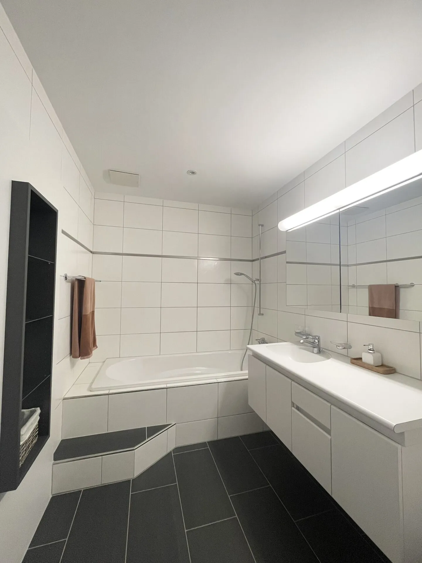 Vivre avec vue - Appartement terrasse ensoleillé de 4,5 pièces dans un emplacement central à Würenlingen - Photo 8 sur 9