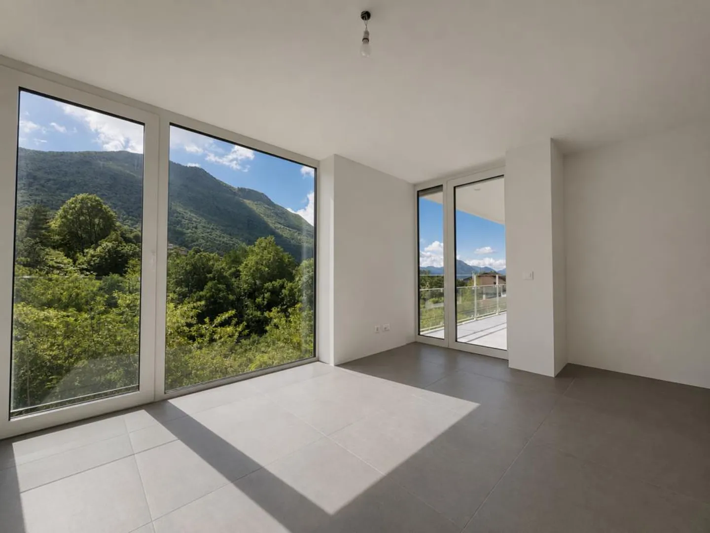 Wohnung mit Terrasse und herrlichem Blick auf Lugano und die Berge - Foto 2 von 4