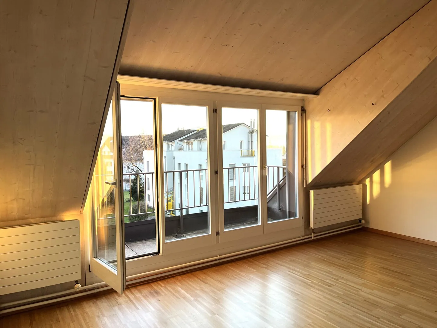 Charmante Dachwohnung mit Bergsicht - Foto 4 von 9