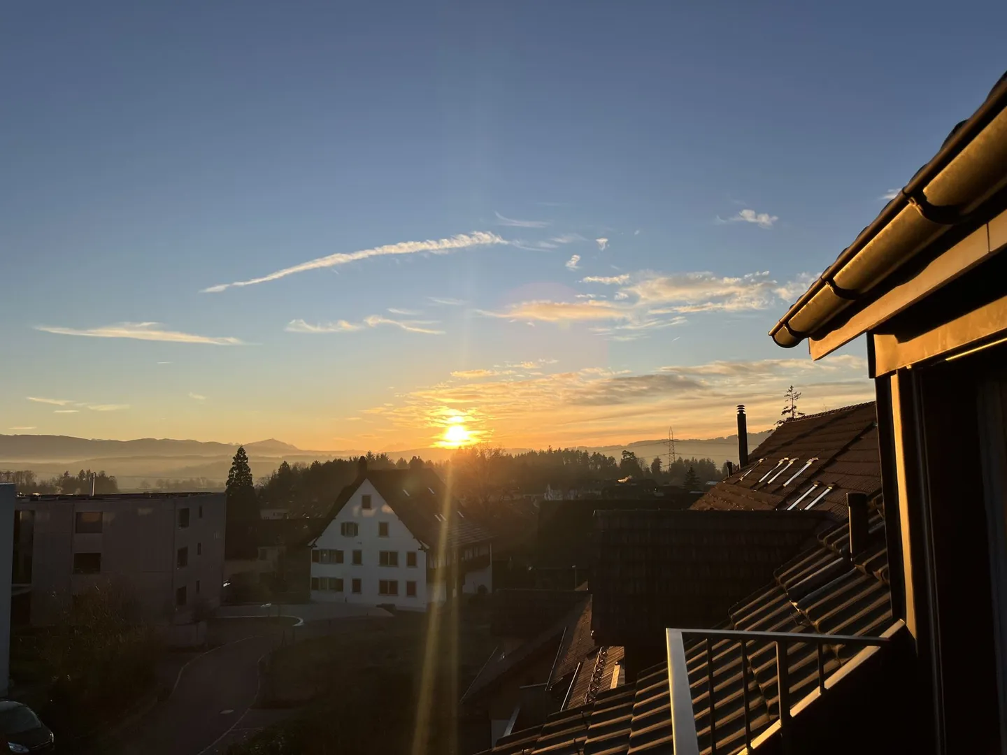 Charmante Dachwohnung mit Bergsicht - Foto 1 von 9