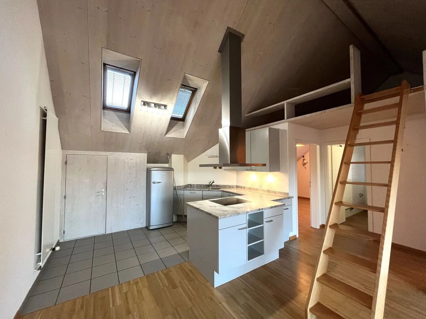 Charmante Dachwohnung mit Bergsicht - Foto 2 von 9