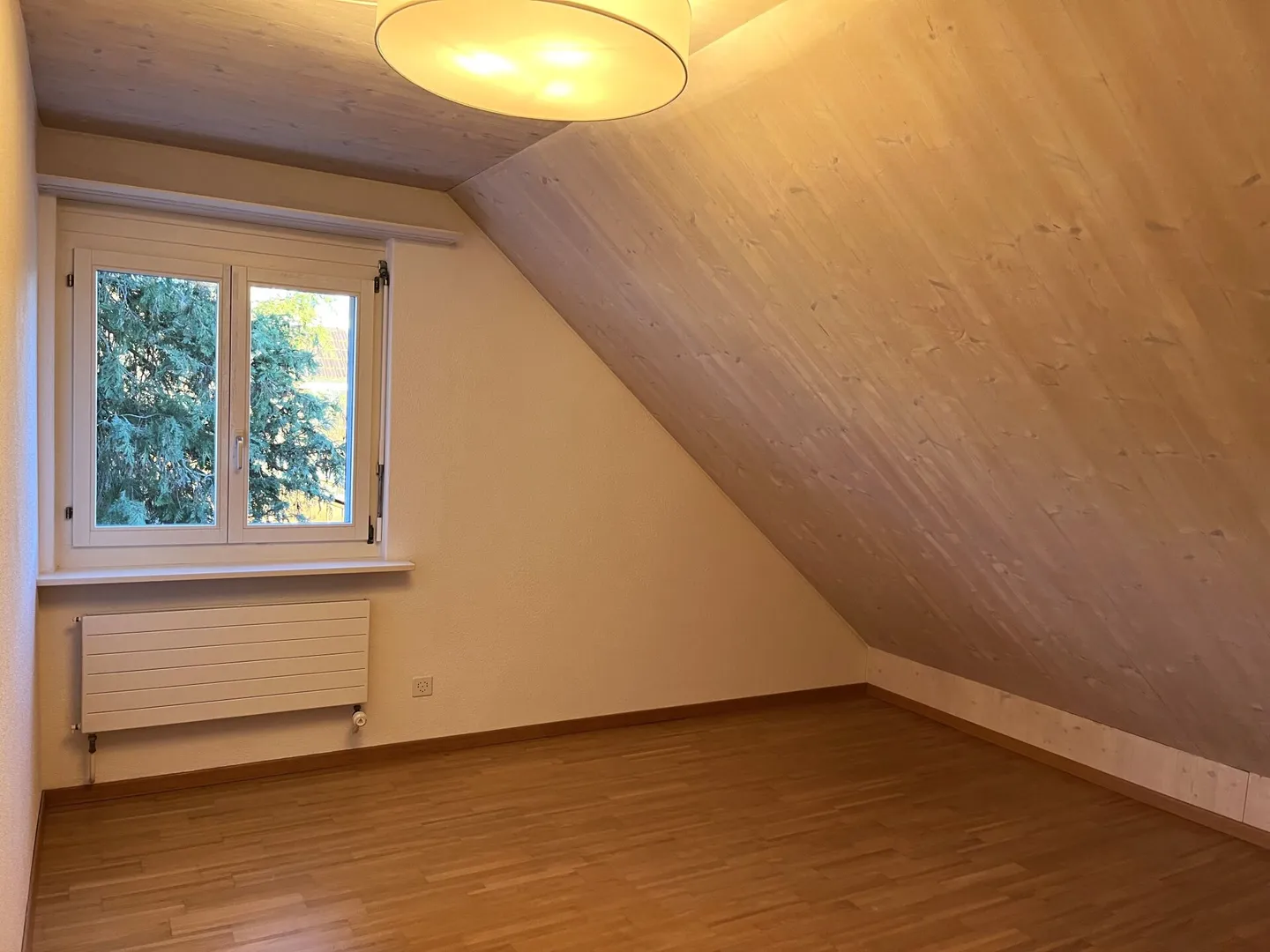 Charmante Dachwohnung mit Bergsicht - Foto 6 von 9
