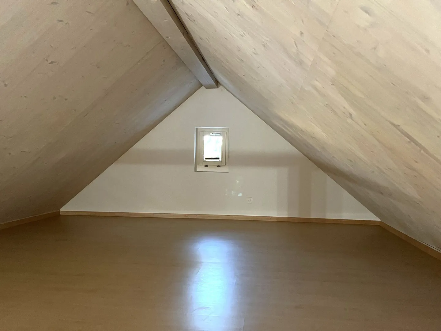 Charmante Dachwohnung mit Bergsicht - Foto 7 von 9