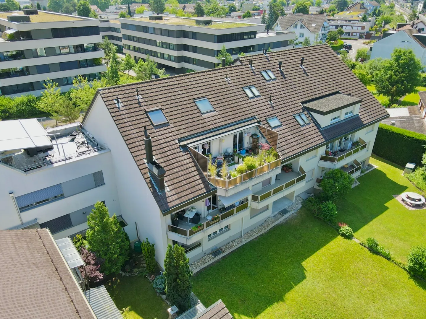 Le design rencontre l'espace : Maisonette de 200 m² avec galerie et balcon - Photo 2 sur 17