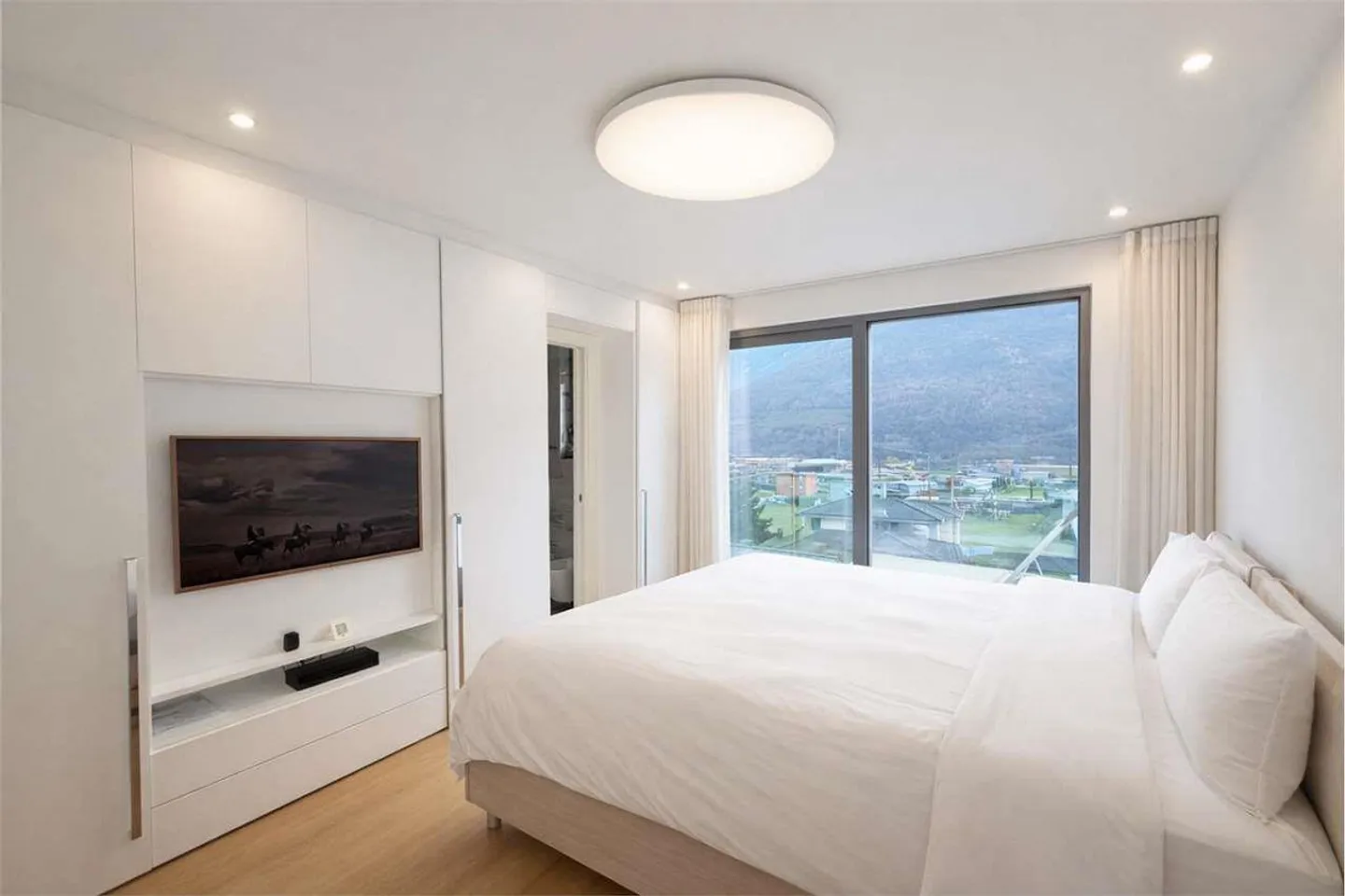 Elegantes 5-Zimmer-Apartement mit privatem Garten in Bironico - Foto 7 von 13