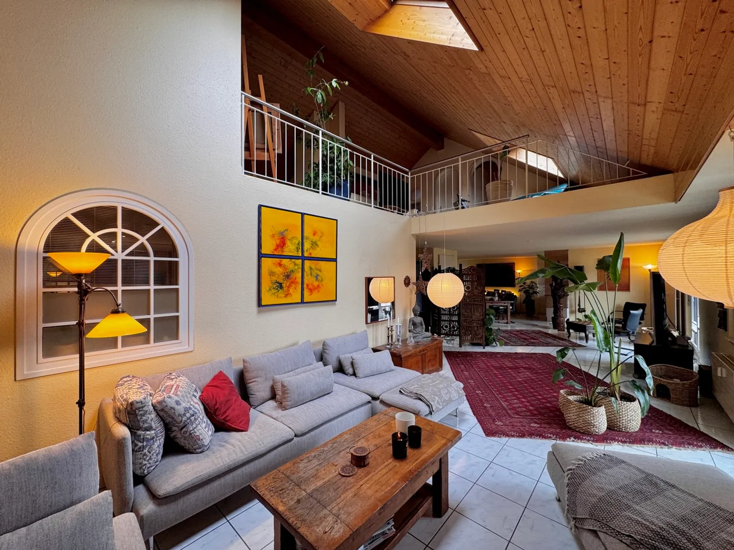 Le design rencontre l'espace : Maisonette de 200 m² avec galerie et balcon - Photo 3 sur 17