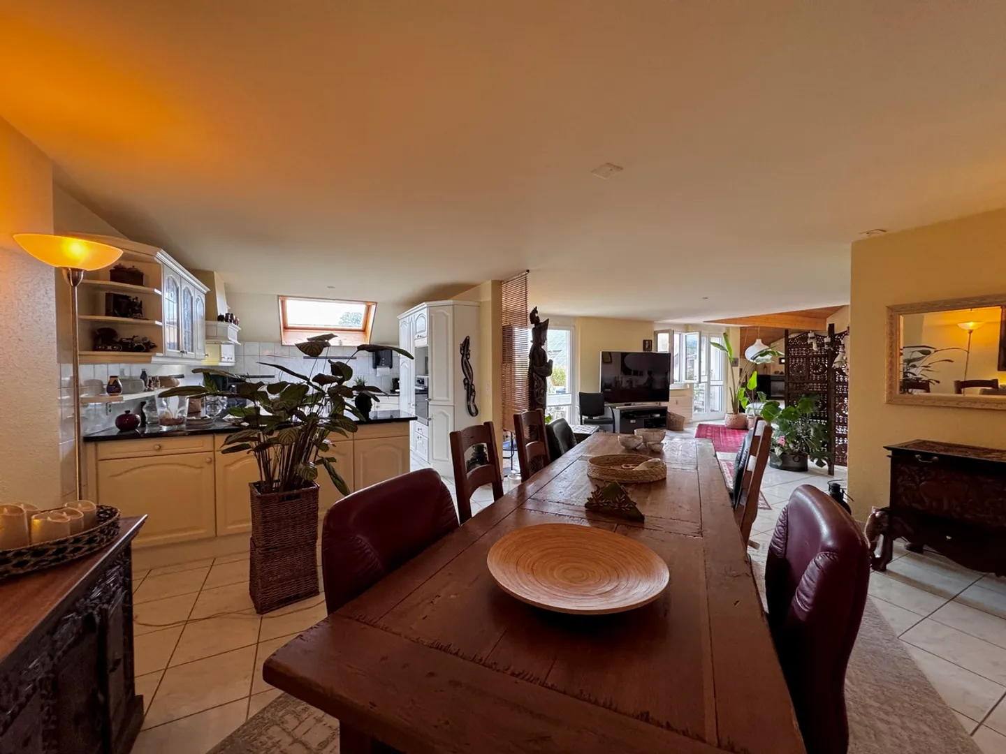 Le design rencontre l'espace : Maisonette de 200 m² avec galerie et balcon - Photo 5 sur 17