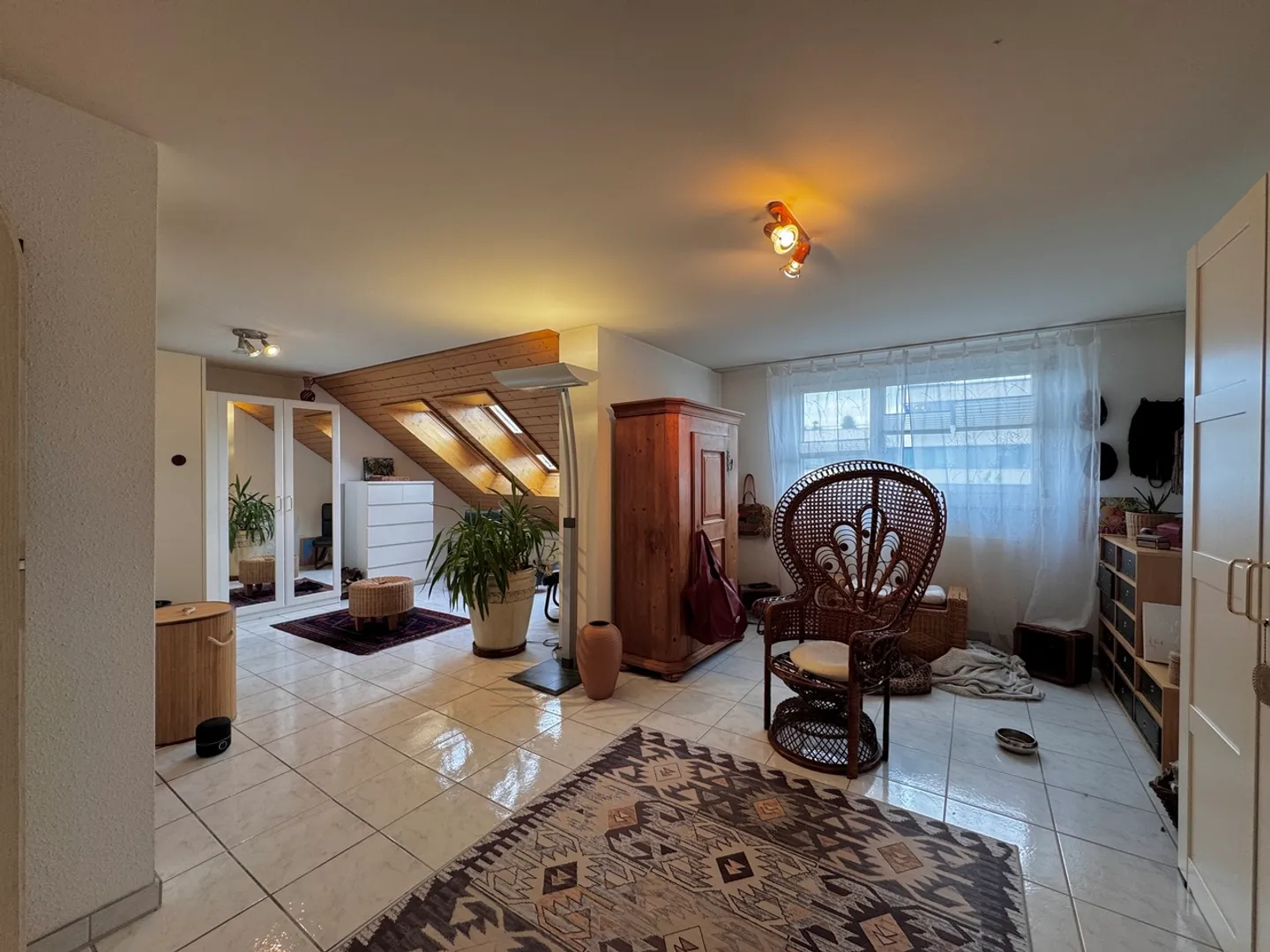 Le design rencontre l'espace : Maisonette de 200 m² avec galerie et balcon - Photo 10 sur 17