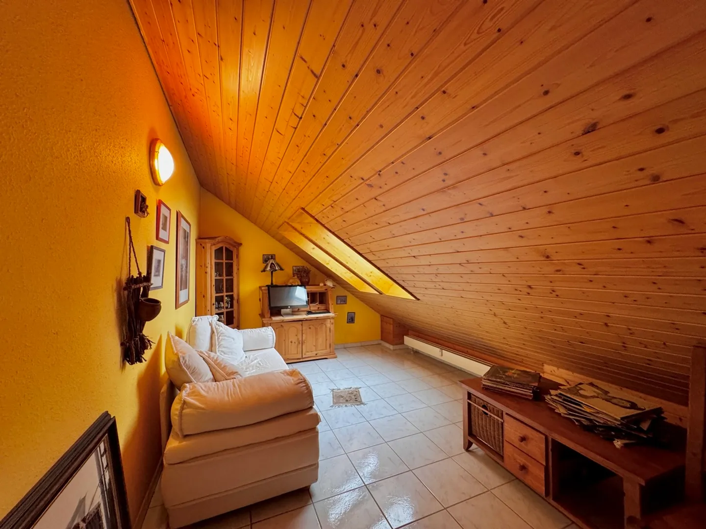 Le design rencontre l'espace : Maisonette de 200 m² avec galerie et balcon - Photo 12 sur 17