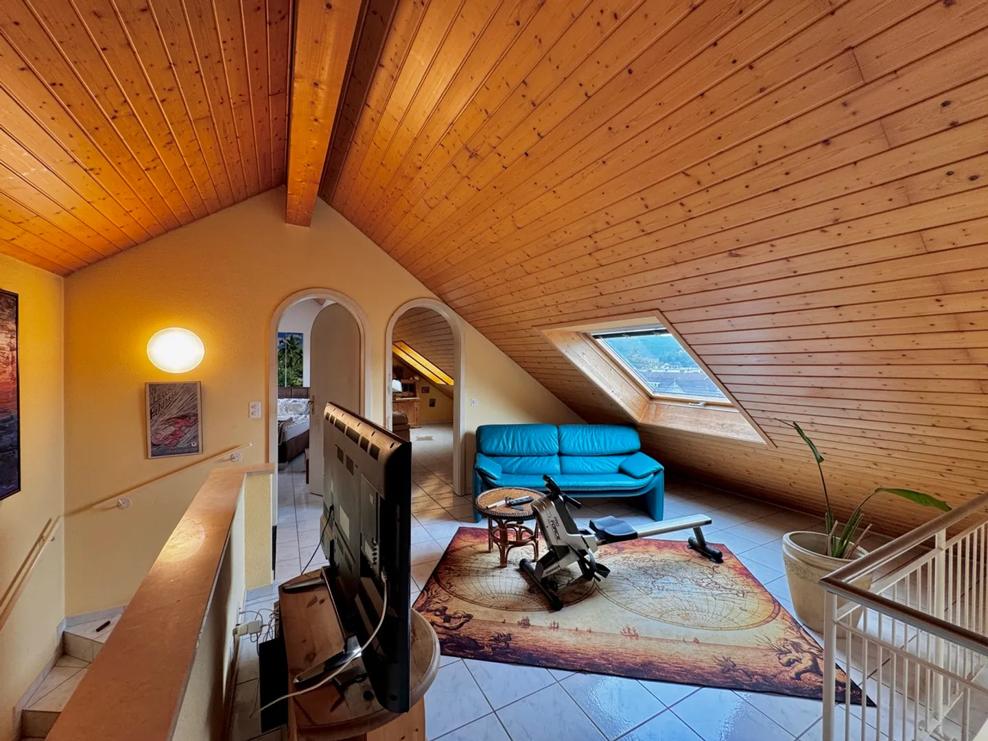 Le design rencontre l'espace : Maisonette de 200 m² avec galerie et balcon - Photo 14 sur 17