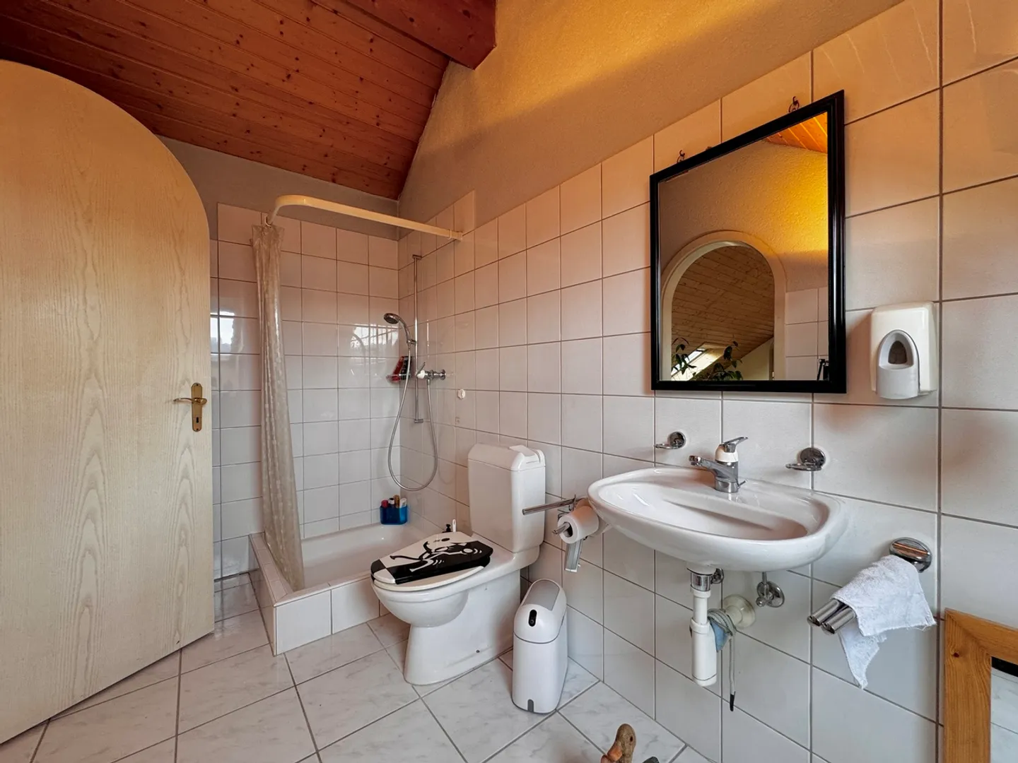 Le design rencontre l'espace : Maisonette de 200 m² avec galerie et balcon - Photo 15 sur 17