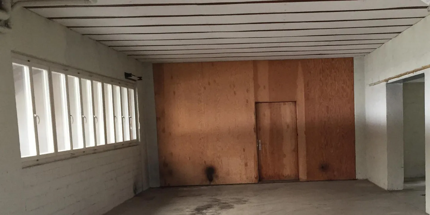 Magazzino spazioso con luce naturale, WC e porta alta 3 m di circa 130 m² - Foto 2 di 4