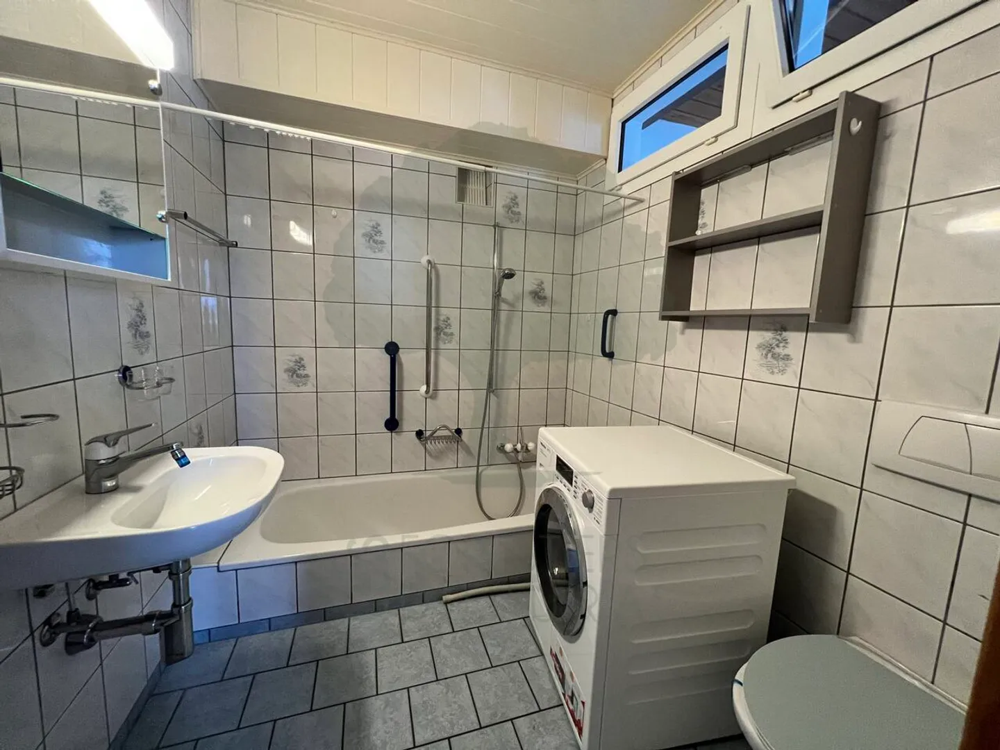 Lot of two 3.5-room apartments and a studio with garage - Photo 7 of 11