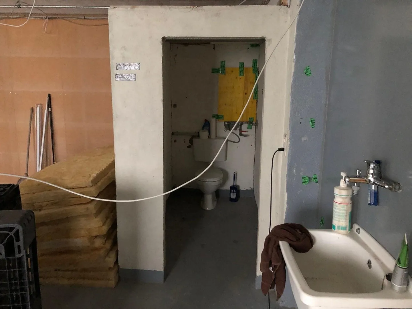 Magazzino spazioso con luce naturale, WC e porta alta 3 m di circa 130 m² - Foto 3 di 4