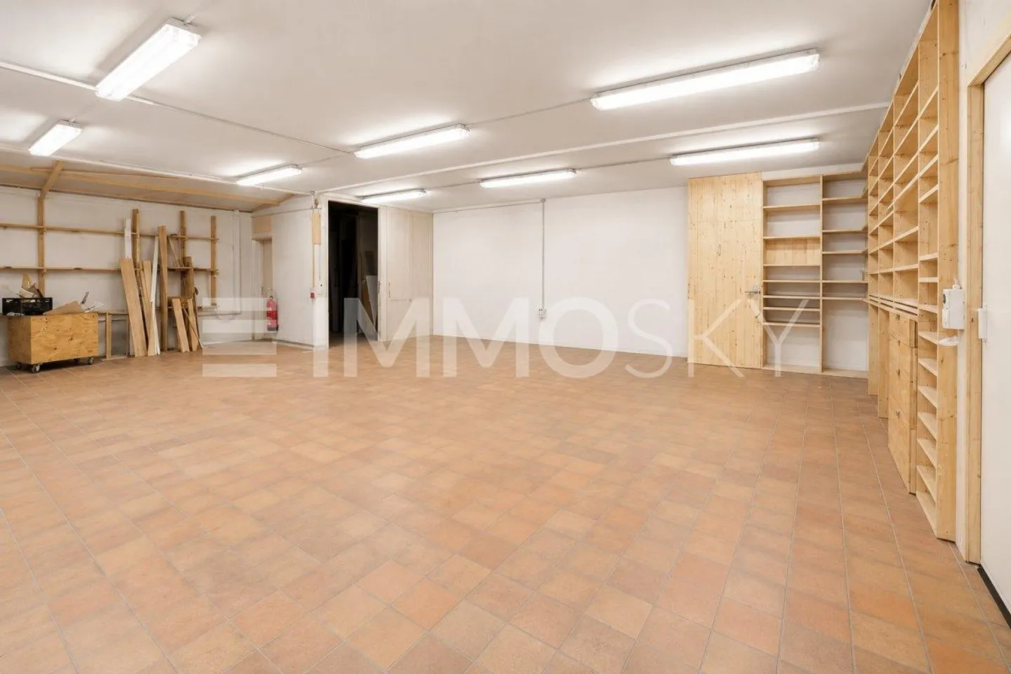 Posizione commerciale urbana con ampio spazio utilizzabile - Foto 3 di 5