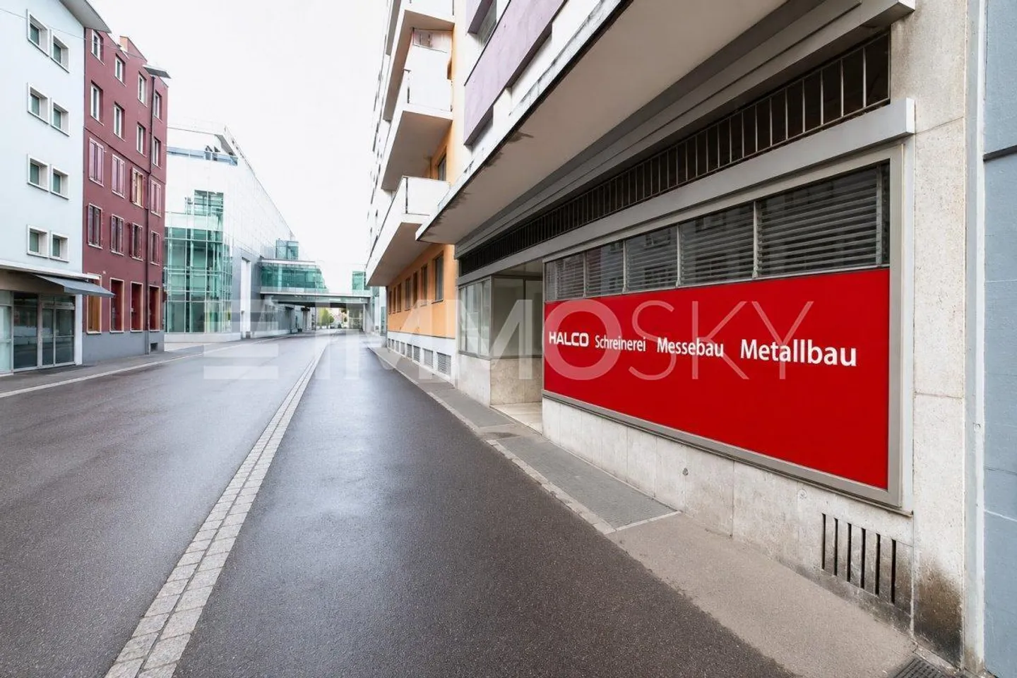 Posizione commerciale urbana con ampio spazio utilizzabile - Foto 1 di 5