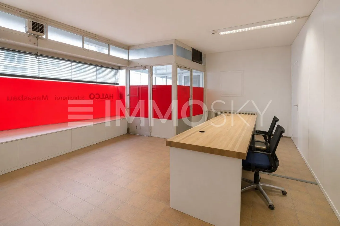 Posizione commerciale urbana con ampio spazio utilizzabile - Foto 2 di 5