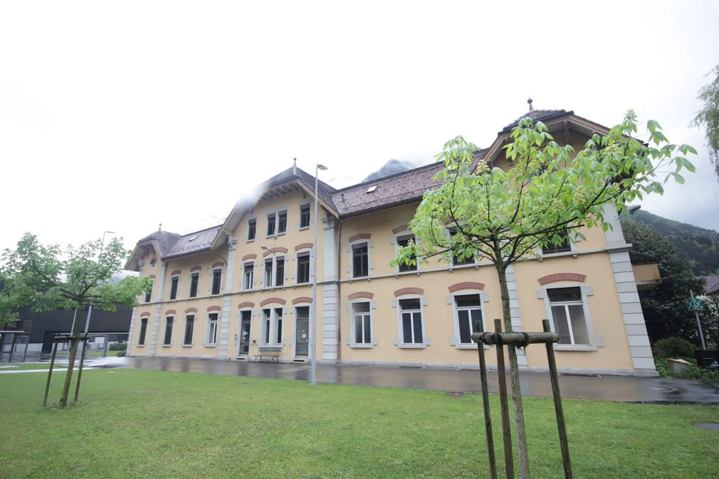 Charming 2.5-room attic apartment in Erstfeld - Photo 1 of 7
