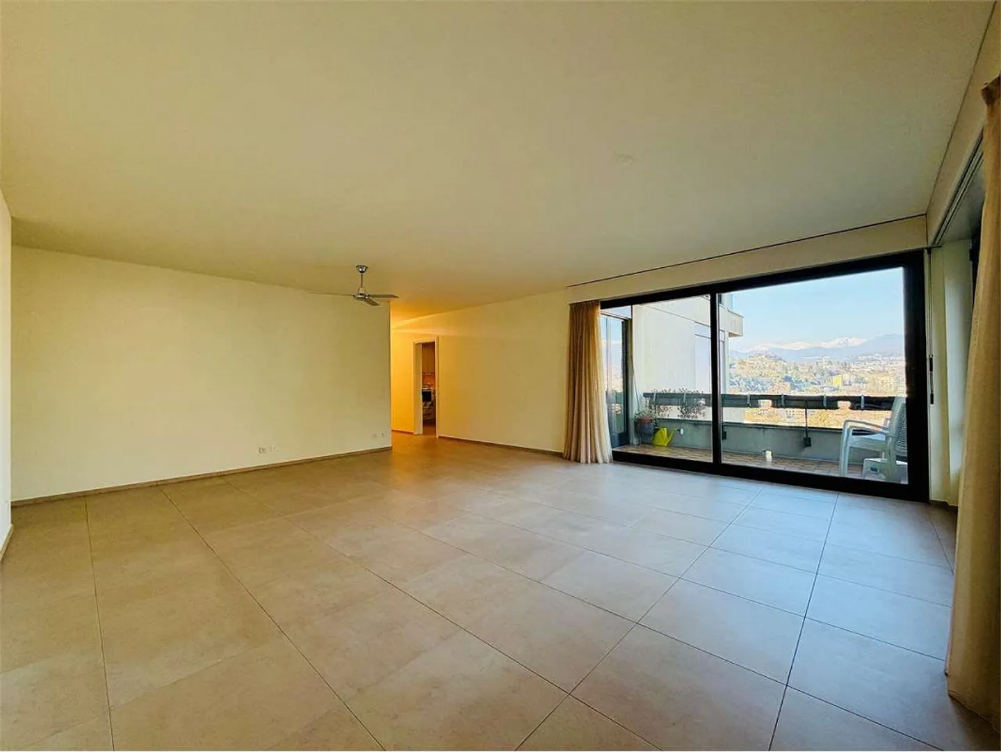 PARADISO - spacious 4.5 room elegant apartment with partial lake view - Photo 2 of 13