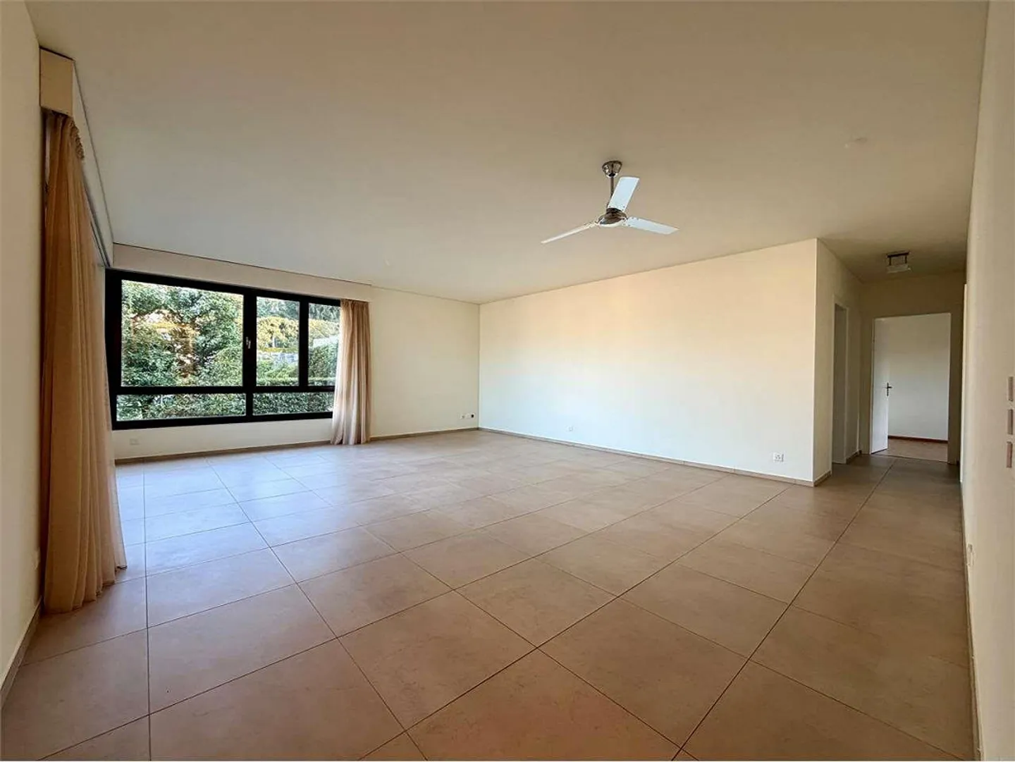 PARADISO - spacious 4.5 room elegant apartment with partial lake view - Photo 3 of 13