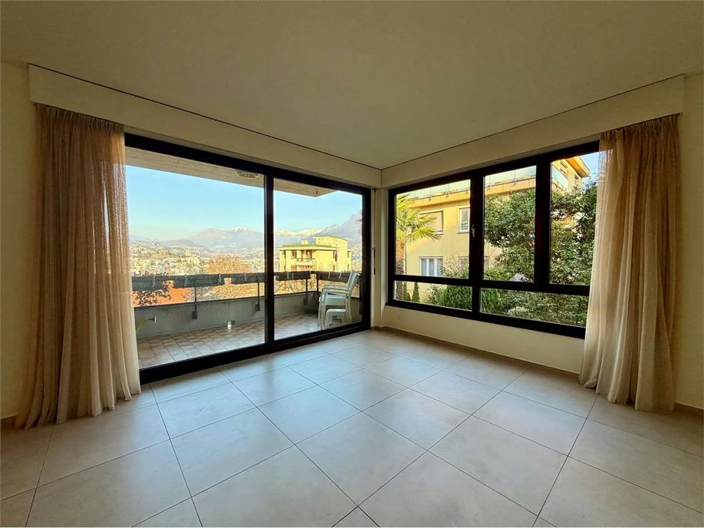 PARADISO - spacious 4.5 room elegant apartment with partial lake view - Photo 4 of 13