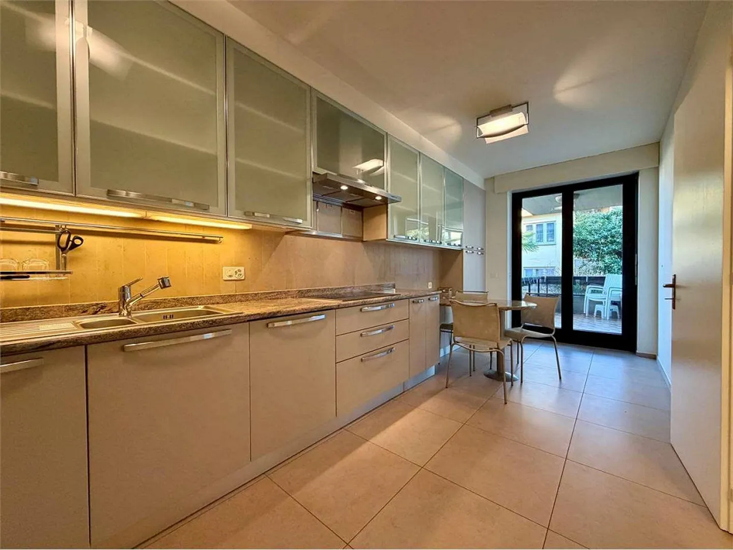 PARADISO - spacious 4.5 room elegant apartment with partial lake view - Photo 5 of 13