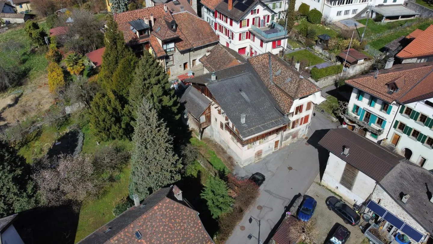 Casa da ristrutturare in un ambiente tranquillo - Foto 1 di 2