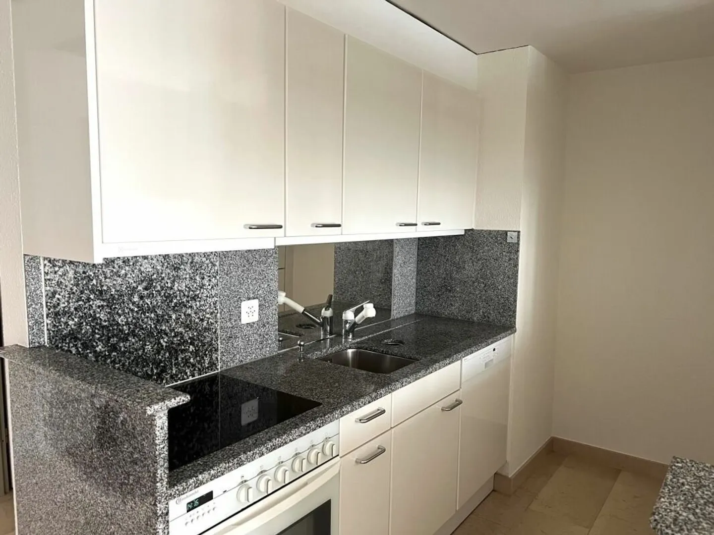 Living like in a single-family home - Photo 3 of 9