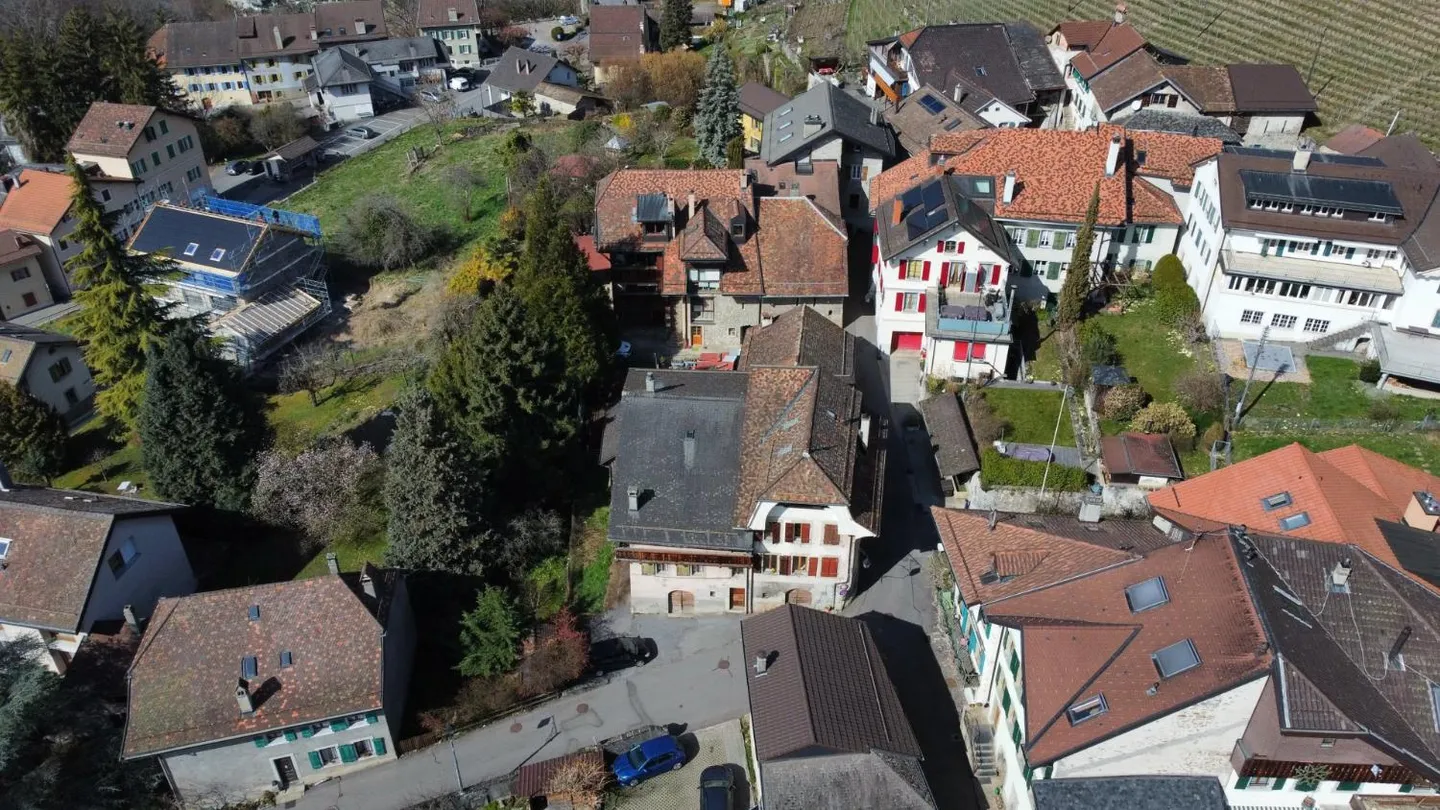 Casa da ristrutturare in un ambiente tranquillo - Foto 2 di 2