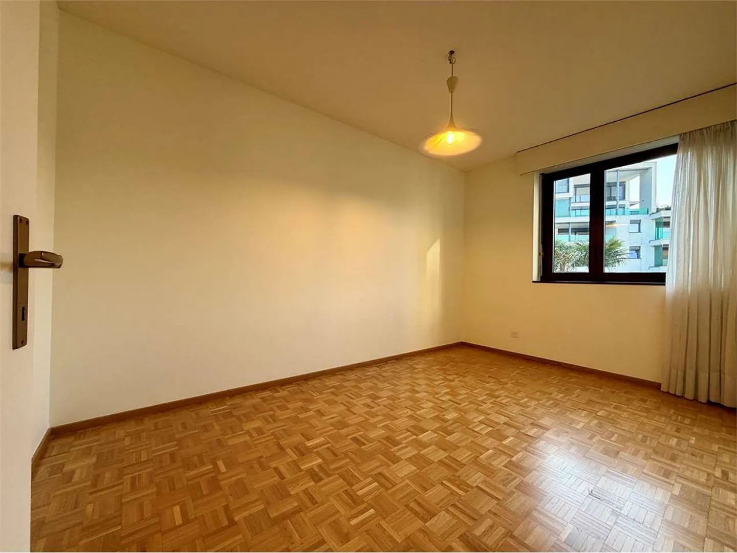 PARADISO - spacious 4.5 room elegant apartment with partial lake view - Photo 11 of 13