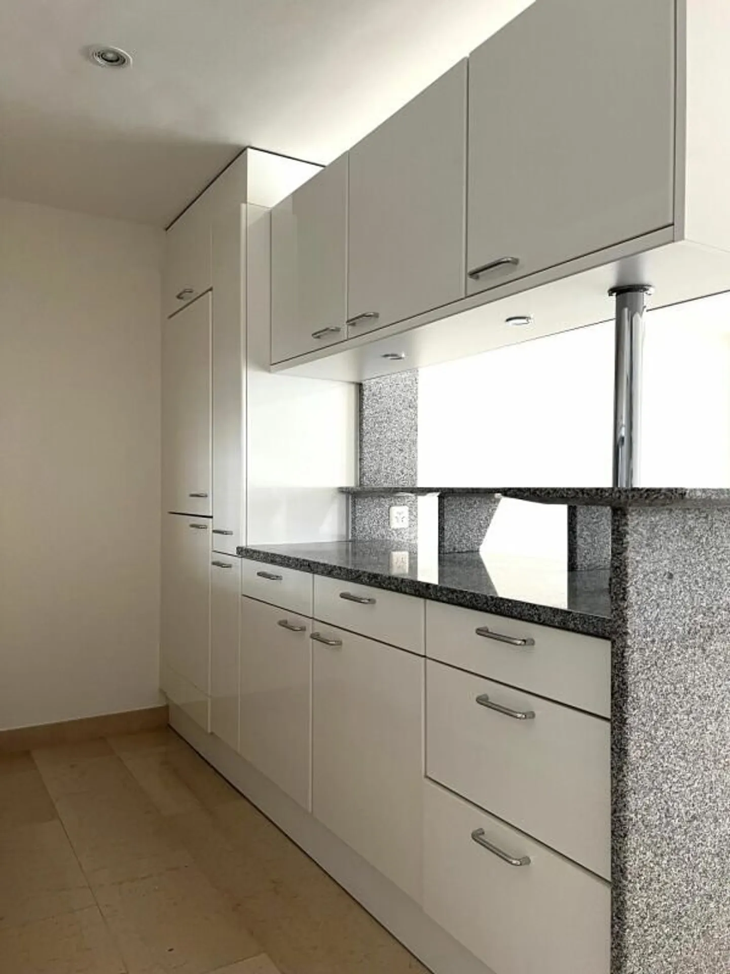 Living like in a single-family home - Photo 4 of 9