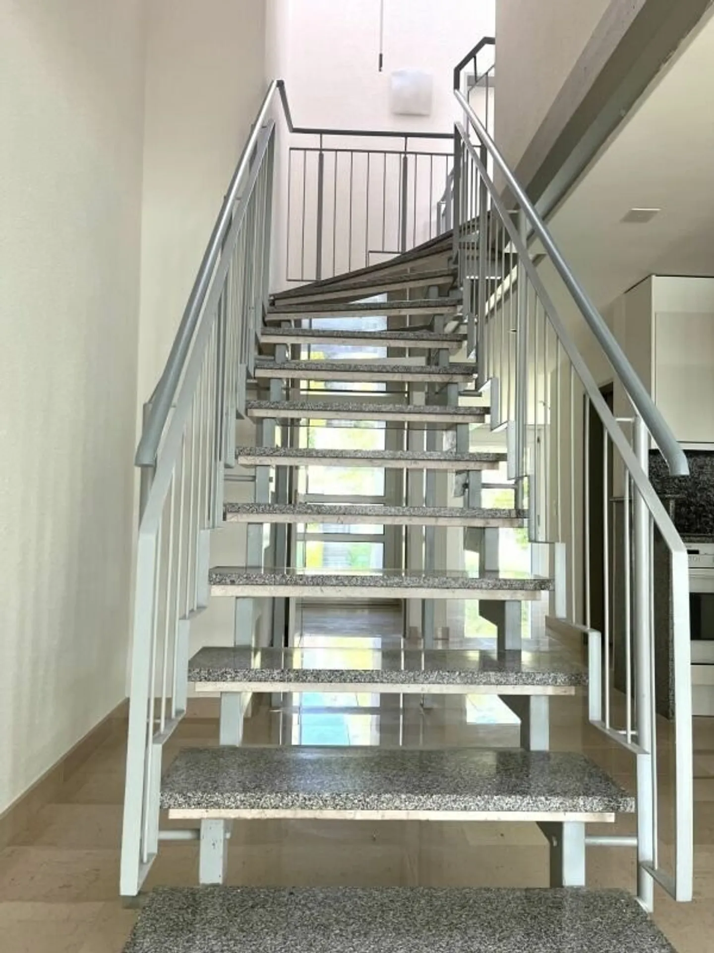 Living like in a single-family home - Photo 5 of 9