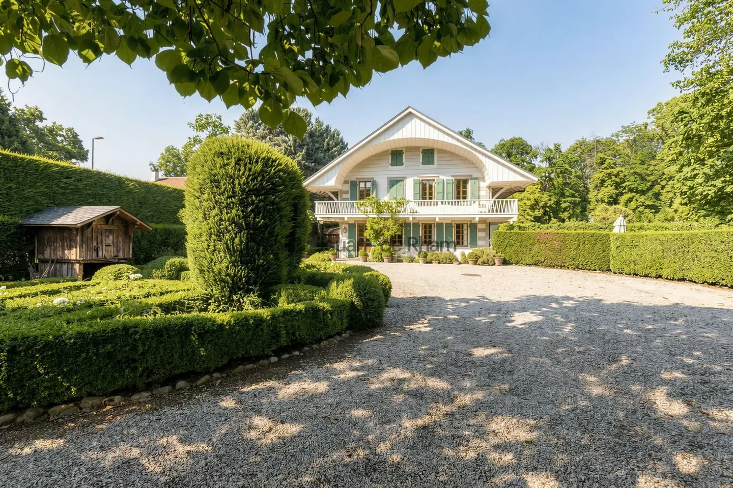 Elegant character house in the heart of the Geneva countryside - Photo 2 of 12