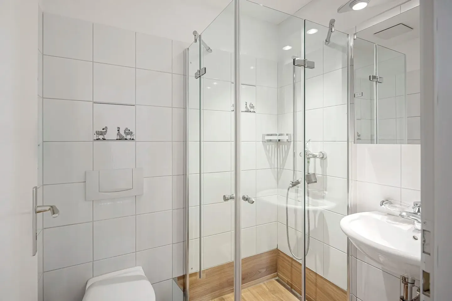 Charming Apartment with Balcony - Photo 8 of 13
