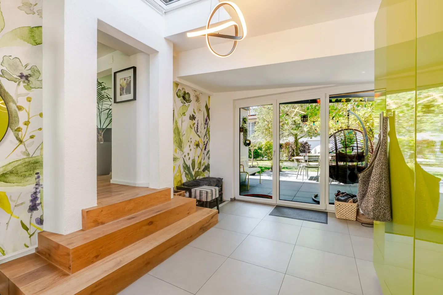 Modern renovated 5.5 room semi-detached house with idyllic garden - Photo 3 of 13