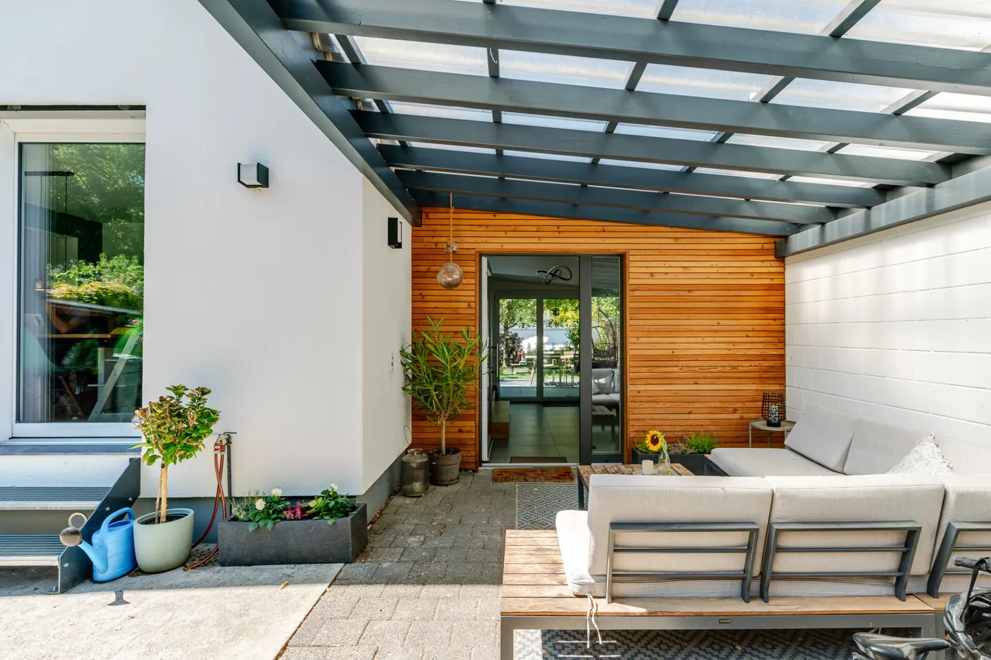 Modern renovated 5.5 room semi-detached house with idyllic garden - Photo 2 of 13
