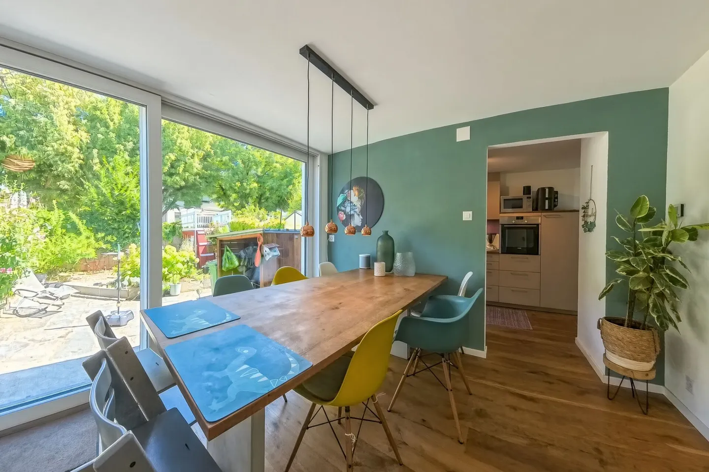 Modern renovated 5.5 room semi-detached house with idyllic garden - Photo 5 of 13