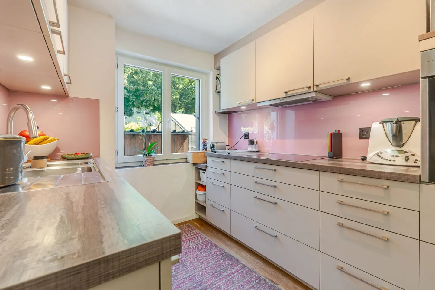 Modern renovated 5.5 room semi-detached house with idyllic garden - Photo 6 of 13