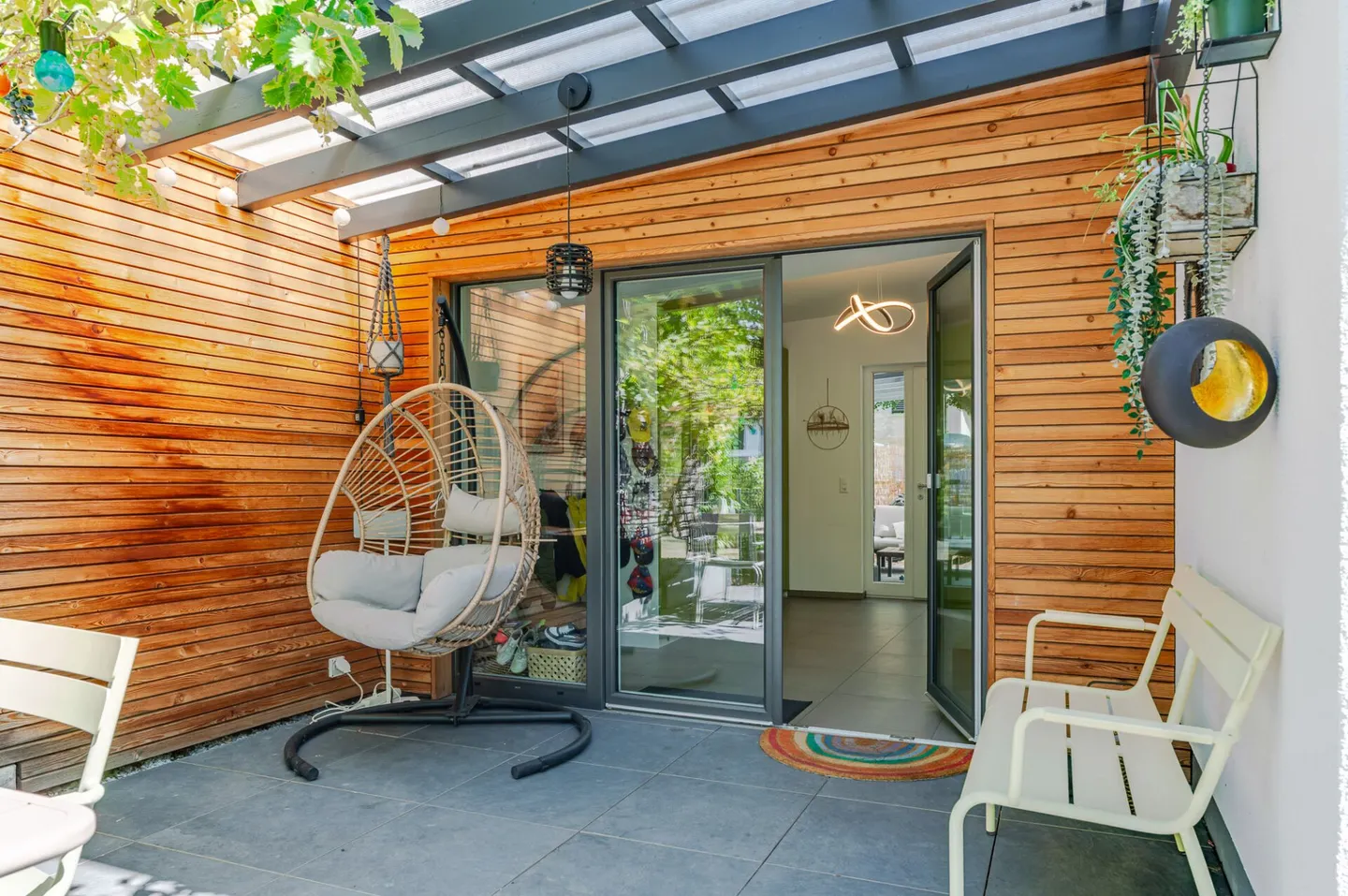 Modern renovated 5.5 room semi-detached house with idyllic garden - Photo 12 of 13