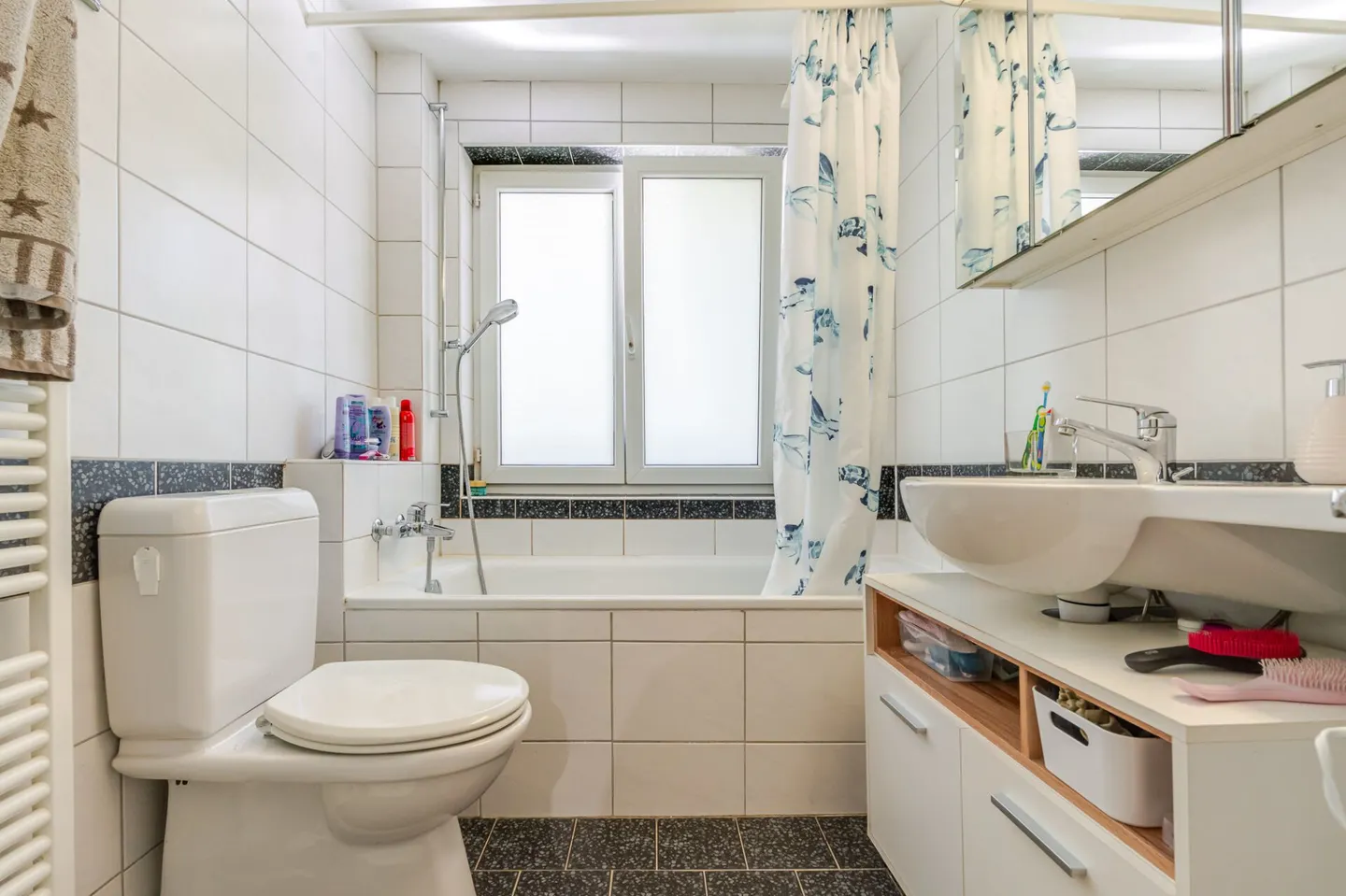 Modern renovated 5.5 room semi-detached house with idyllic garden - Photo 9 of 13