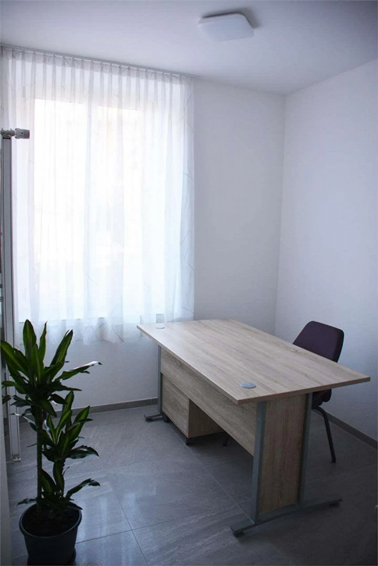 VERY CONVENIENT OFFICE: Giubiasco in Piazza Grande, Furnished and Quiet - Photo 4 of 7