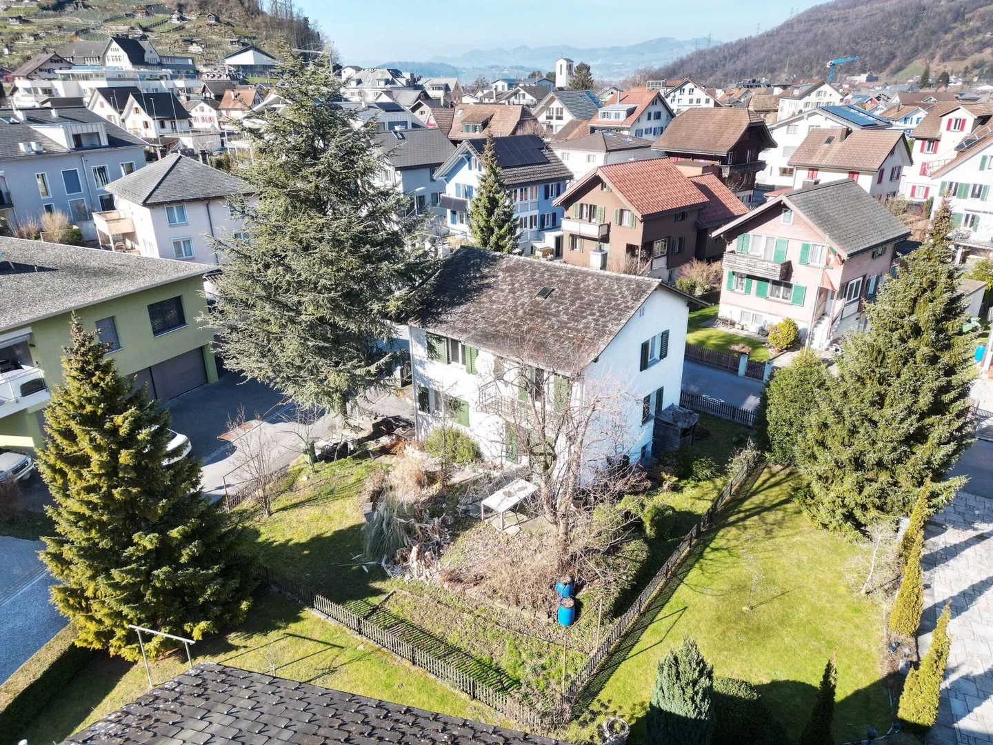 Casa unifamiliare con giardino in una bella posizione a Niederurnen GL - Foto 1 di 12