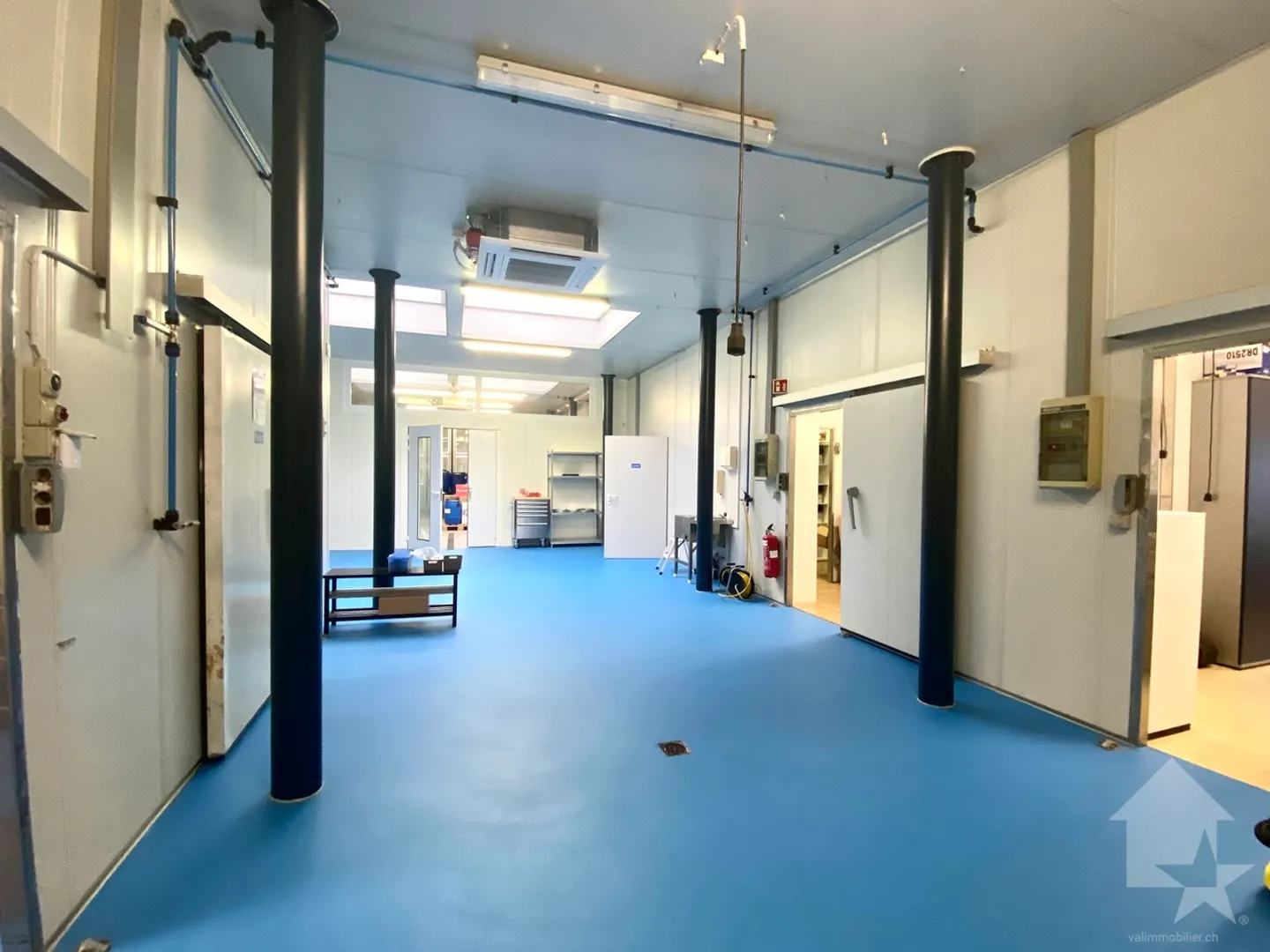 Vielseitige Industriehalle mit Garagen - Foto 1 von 13