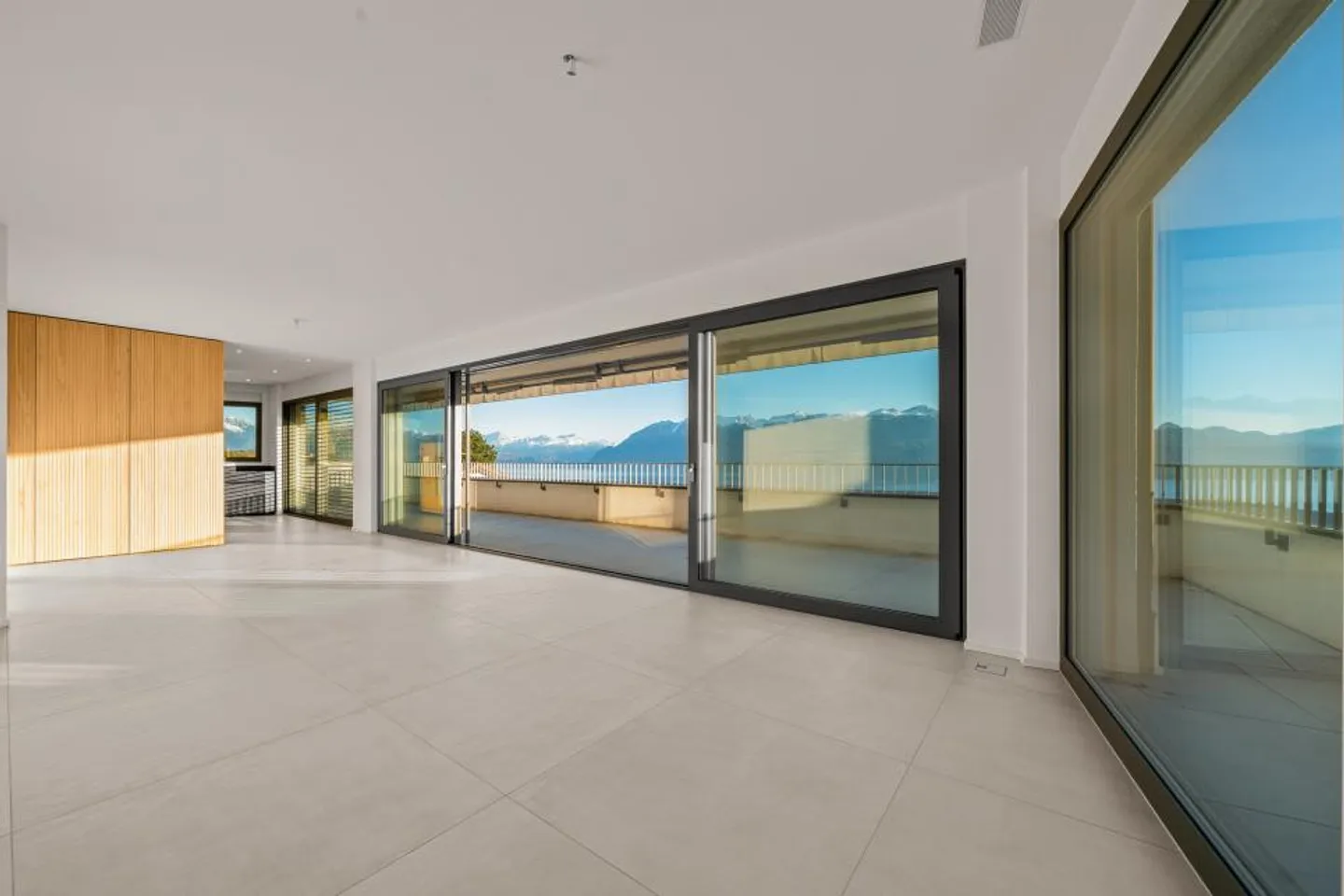 Stunning Penthouse with Lake View - Photo 9 of 13