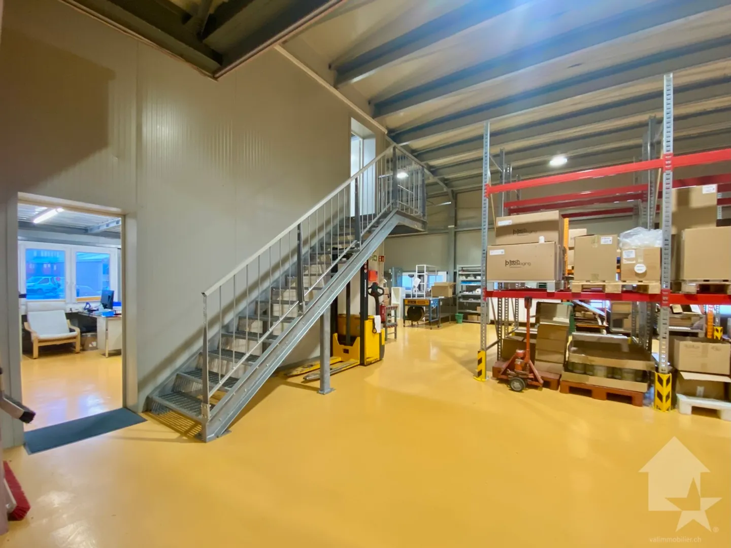 Vielseitige Industriehalle mit Garagen - Foto 4 von 13