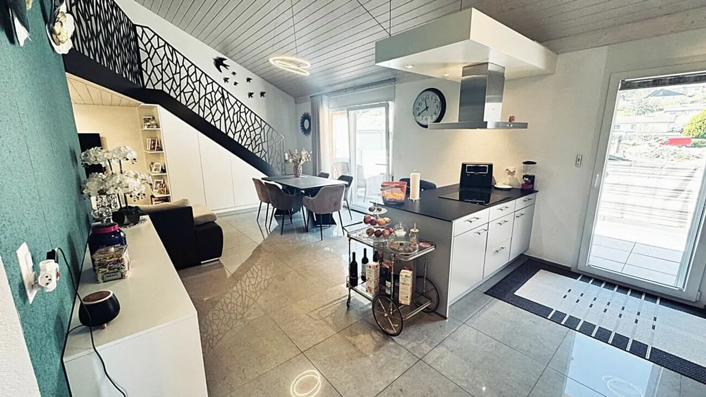 Spacious 3.5-room penthouse in new condition with large terrace - Photo 2 of 23